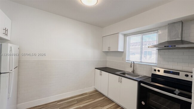 Building Photo - 120 NE 55th St