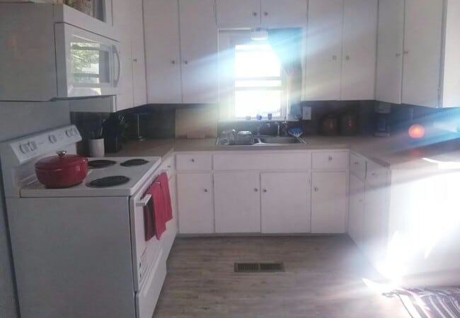 Building Photo - 1204 S Fern St