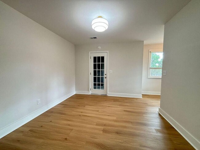 Building Photo - Fully Updated Home in Charleston