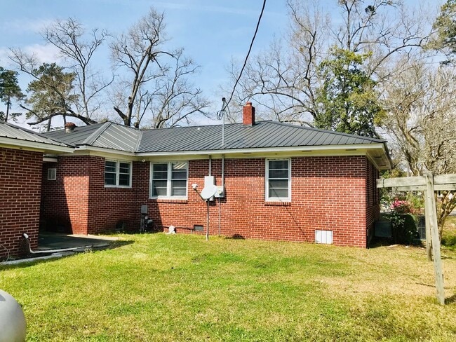 Building Photo - Rare Gem! Spacious and fantastic updated o...