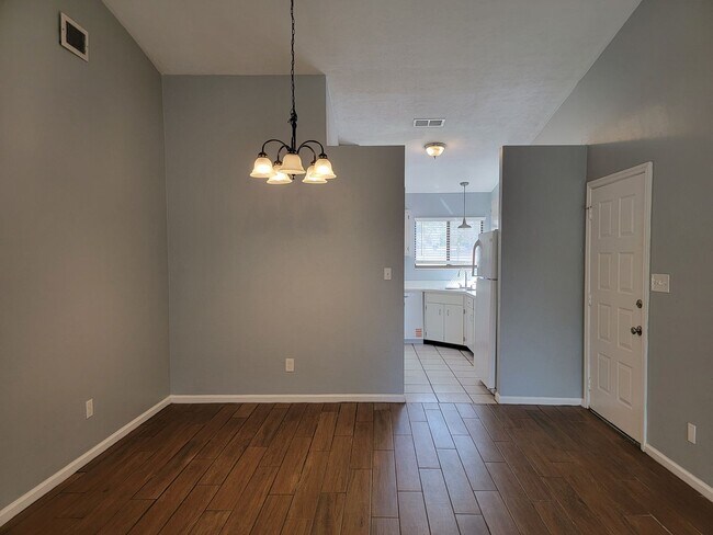 Foto del edificio - 3 bedroom for rent in NE Tallahassee, wood floors, Privacy Fenced yard, available early March 202...