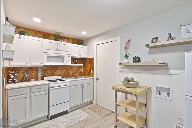 Foto del edificio - TINY HOUSE ready to rent! 1 bed, 1 bath, a...
