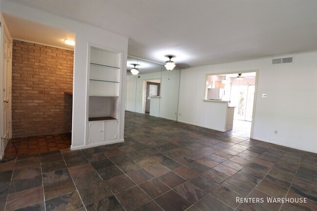 Building Photo - Stunning 2 bedroom, 2 bath in ideal locati...