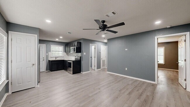 Foto del edificio - NO AUGUST RENT!!!! PRICE IMPROVEMENT ONLY ...