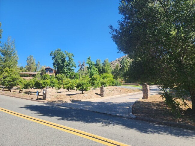 Building Photo - Luxury 5 Bedroom Home in Palo Verde Ranch