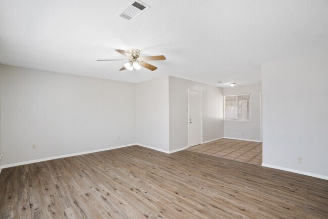 Foto del edificio - 809 Eberhart Ln