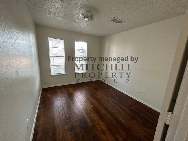 Building Photo - Cute 2 bedroom 1 bath with a garage!