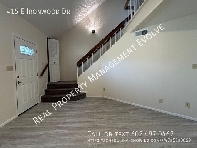 Building Photo - Lovely Updated Phoenix Townhome!