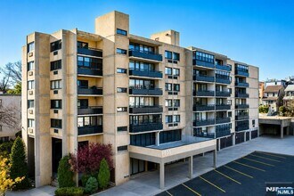 Building Photo - 555 Gorge Rd