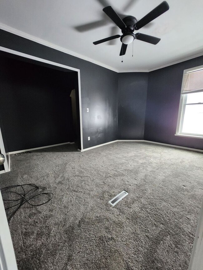 Building Photo - HUGE lower 3 bedroom apartment