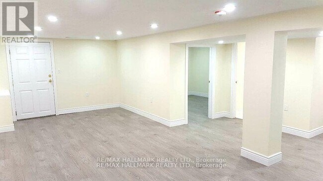 Building Photo - 9884 Bayview Ave