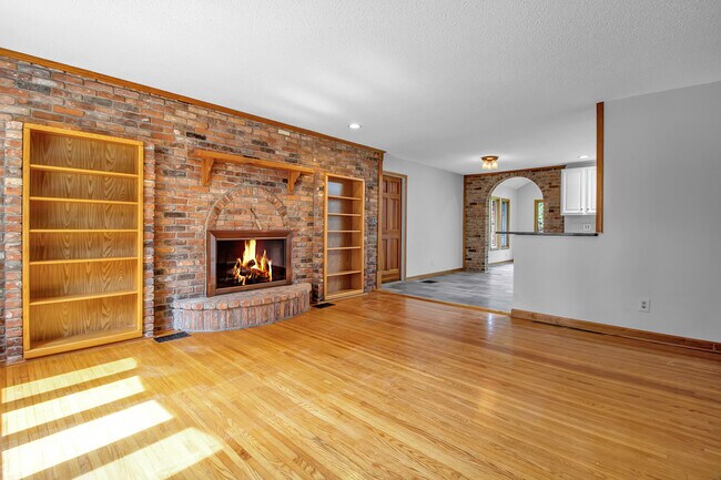 Building Photo - 394 Quaker Rd