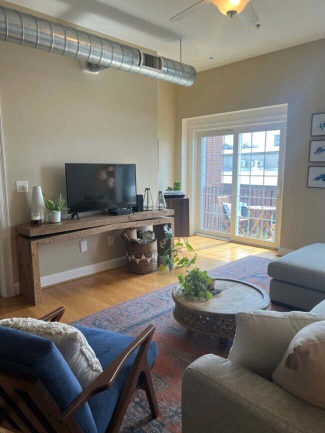 Sala de estar - 66 Landing Ln