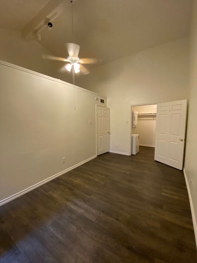 Foto del edificio - UT PRE-LEASE: 3 bed/2 bath Condo w/ Firepl...