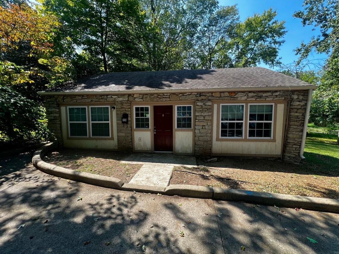 Primary Photo - 2 Bedroom and 1 Bath Cottage with private ...