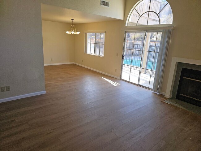 Foto del edificio - 4bed 2.5bath Remodeled inc. Solar & Pool