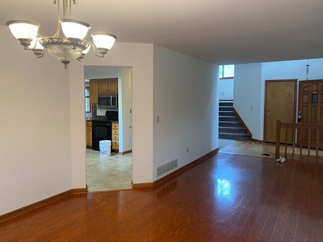 Building Photo - Desirable Westlake 4 Bedroom with Finished Basement, RV Parking & Mountain Views