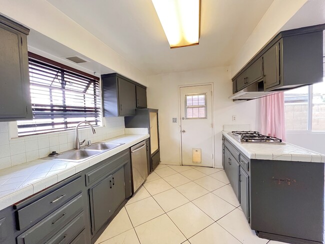 Foto del edificio - 9228 Oleander Ave
