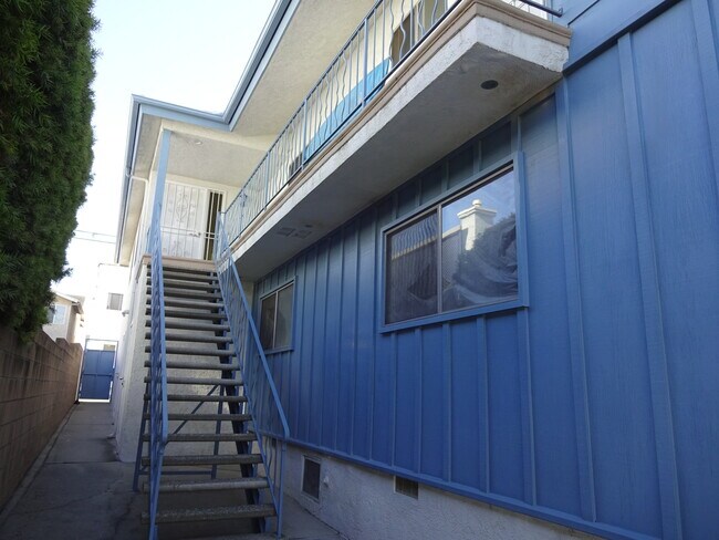 Foto del edificio - 841 W 25th St