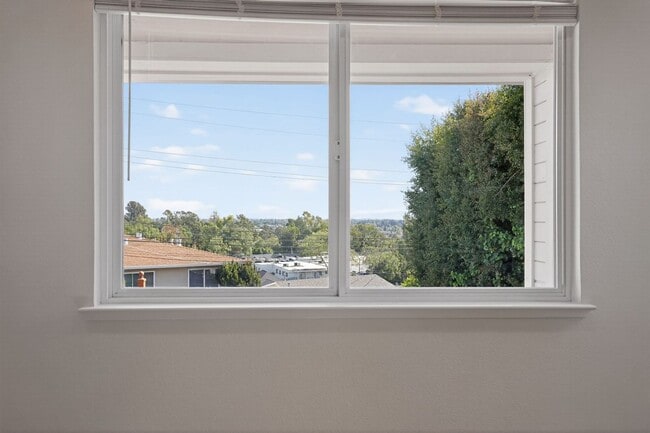 Building Photo - 2230 Sol St