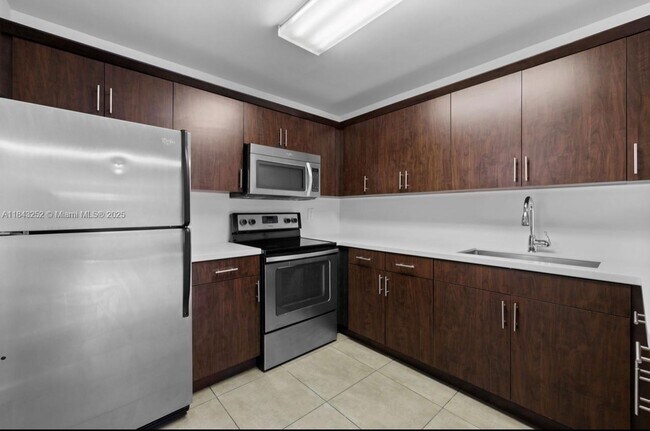 Building Photo - 6940 Miami Gardens Dr