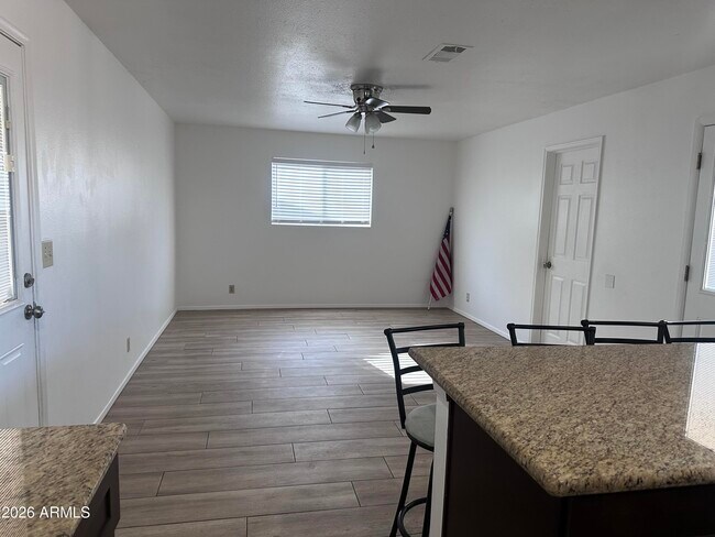 Building Photo - 308 E Ellis Dr