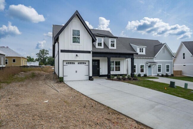 Building Photo - 3 Bedroom home with bonus loft space