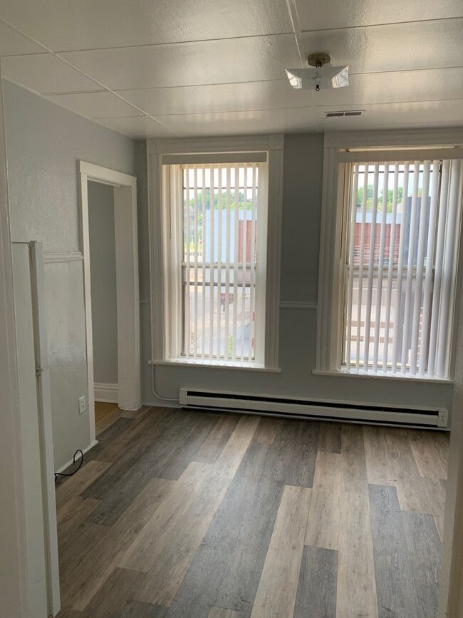 Building Photo - Large 1 br small living room and a very sm...