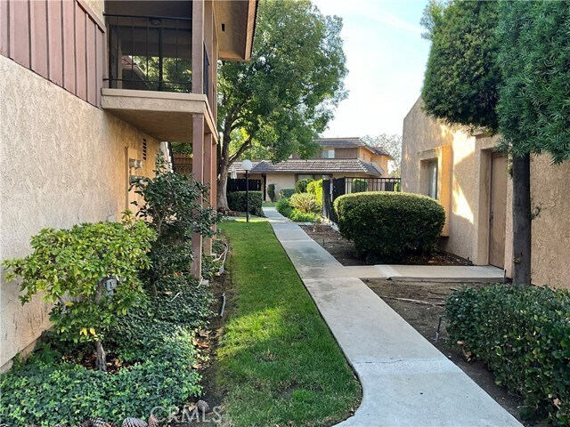 Building Photo - 1116 Las Lomas Dr