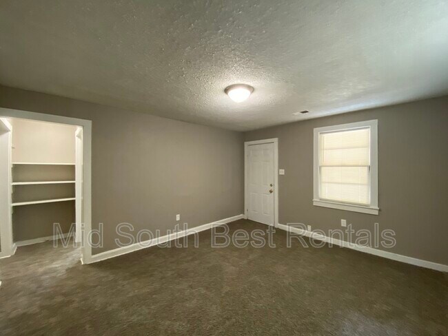 Foto del edificio - 1688 Winston Dr