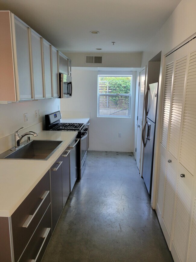 Foto del edificio - 5806 Waring Ave