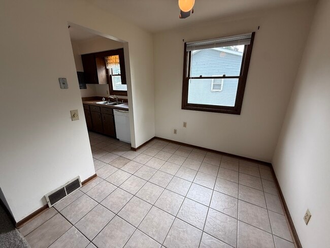 Building Photo - 2613 Smithfield Dr