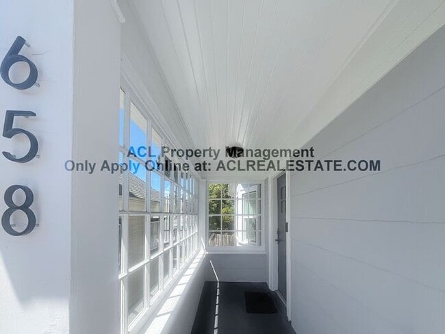 North Oakland Beauty – Modern Comfort Meet... - North Oakland Beauty – Modern Comfort Meet... House