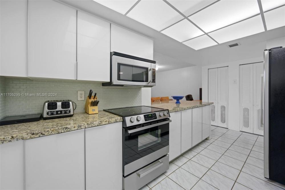 Foto principal - 3 bedroom in Hallandale FL 33009