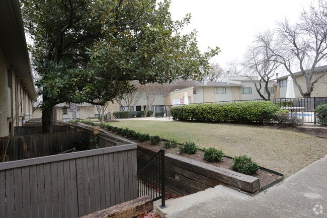 Building Photo - Lakefront Villas Apartments