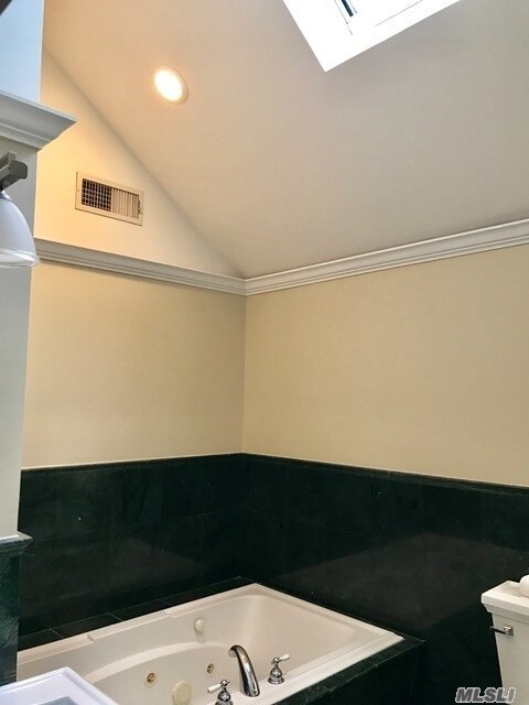 Foto del edificio - 80 W Main St
