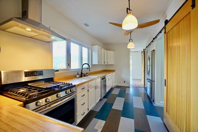 Foto del edificio - Lovely 3 Bedroom House with Spacious Backy...