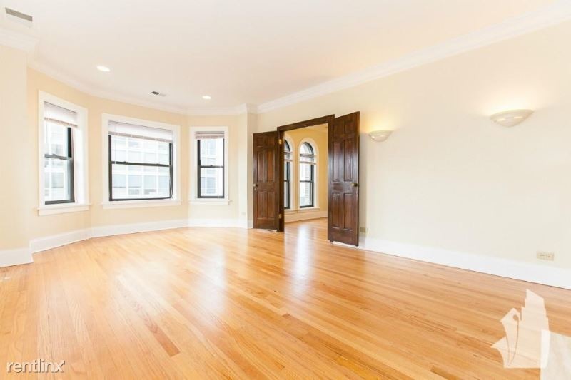 Foto principal - 401 W Fullerton Ave