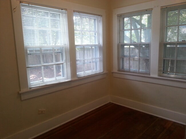 Building Photo - Campus Home With Amazing Location and Laun...