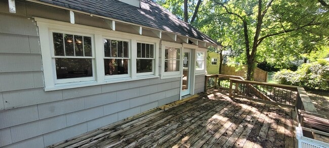 Building Photo - 619 S Kentwood Ave