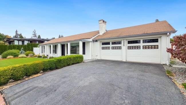 Building Photo - 1022 Sunset Way