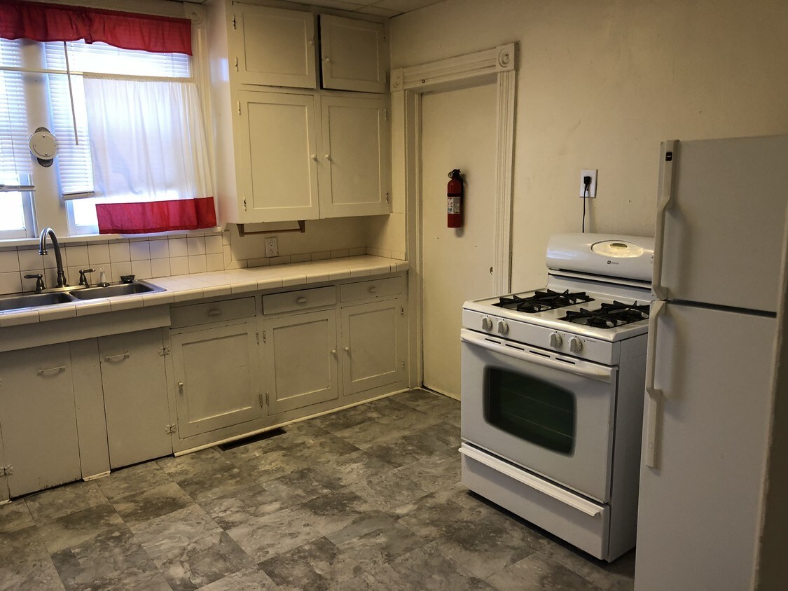 Primary Photo - 2011 Evans Ave
