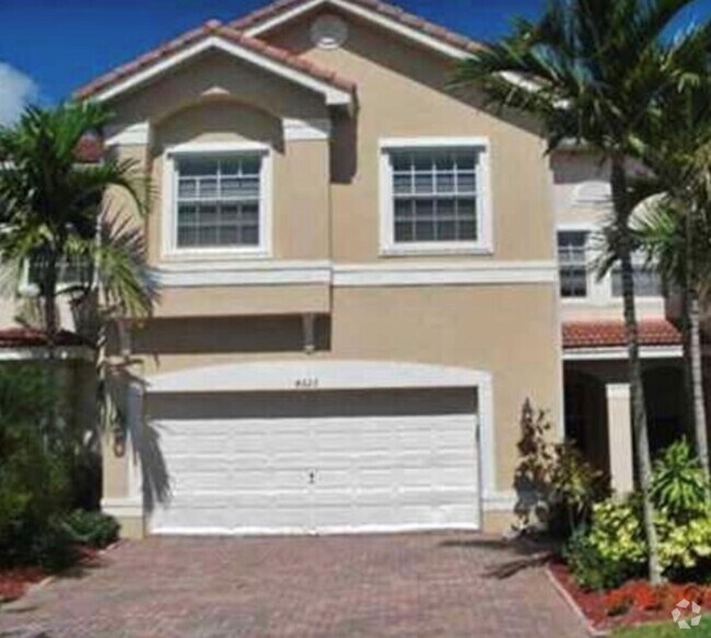 Monarch Lakes Apartments for Rent with Extra Storage Miramar, FL 1