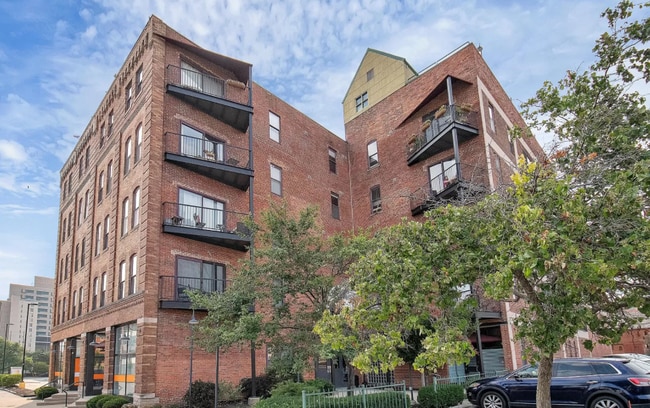 Building Photo - 432 E. Rich St