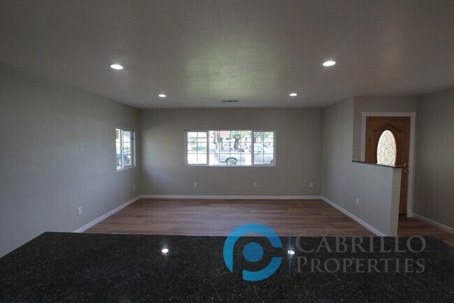 Foto del edificio - 2480 Hardy Dr