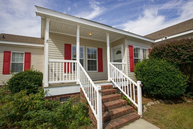 Building Photo - "Charming 3-Bedroom Home with 2 Full Bathr...