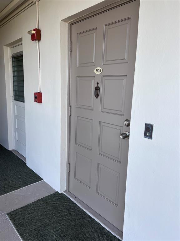 Primary Photo - 3150 N Palm Aire Dr