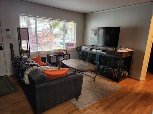Building Photo - MOVE-IN SPECIAL $500 OFF!  2BD/1BA House with Bonus Room (Extra Bedroom)!