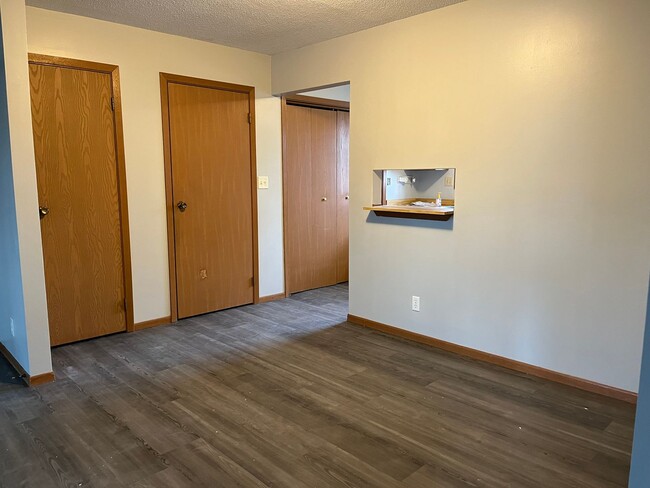 Building Photo - 2-bedroom & 1-bath Apartment + Garage in H...