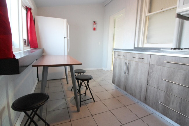 Building Photo - 130 Tobin Pl